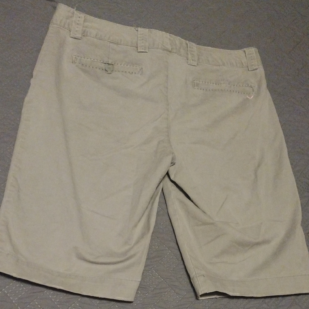 American Eagle Outfitters Women's Light Gray Shorts With Pink Inside Lining​ - Picture 8 of 10